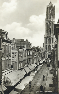 2807 Gezicht in de Zadelstraat te Utrecht uit het zuidwesten met op de achtergrond de Domtoren.